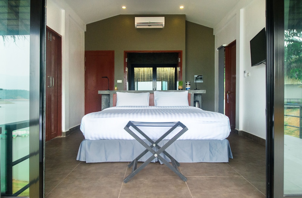 Deluxe Bungalow, 1 Bedroom, Beach View photo 3