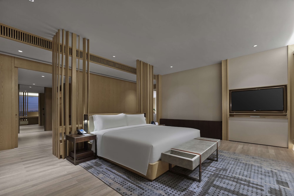 Premium Suite, 1 King Bed, Lake View - Photo 2