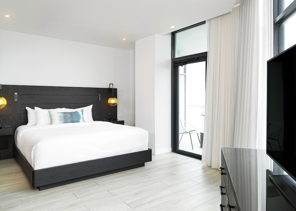 Deluxe Suite, 1 King Bed, Terrace (Junior) photo 1