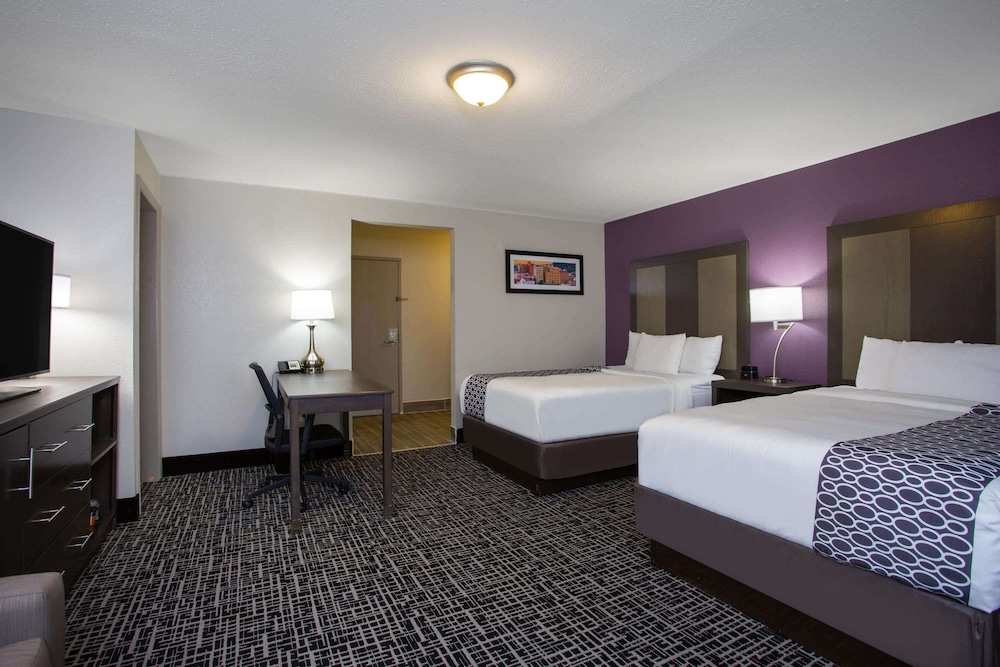 Deluxe Suite, 2 Double Beds, Non Smoking, Mountain View