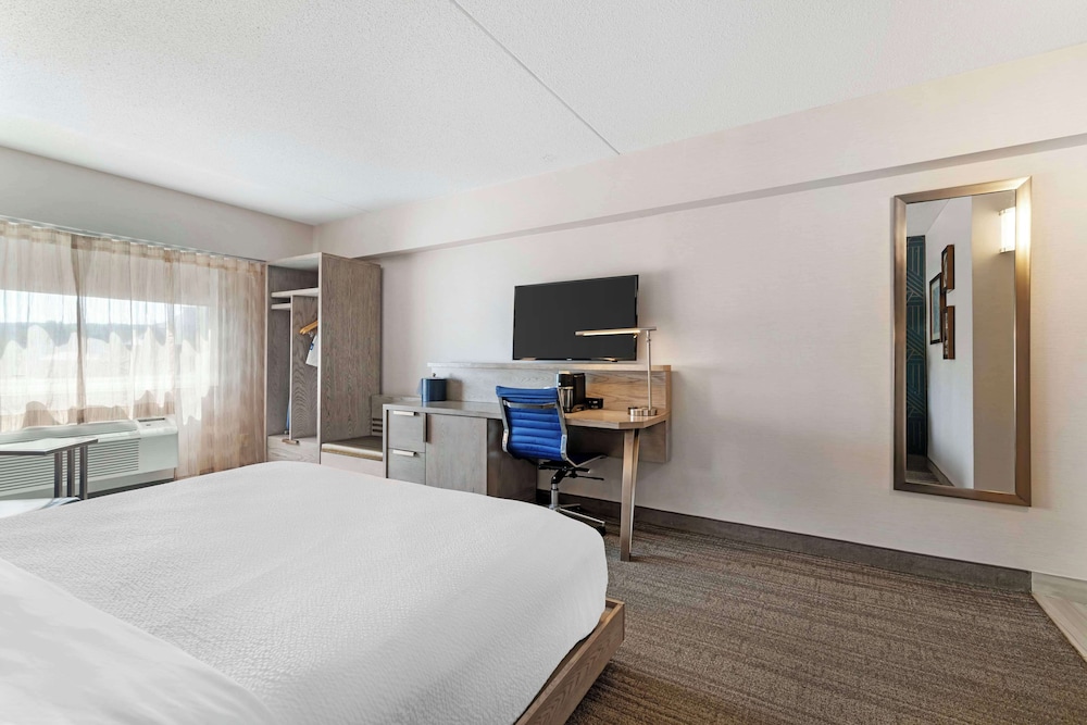 Standard Room, 1 King Bed, Accessible, Bathtub photo 2