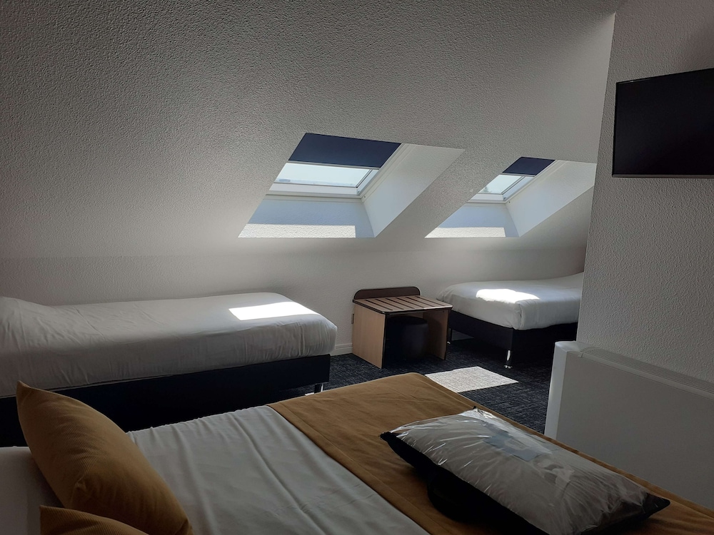 Standard Room, Multiple Beds - Photo 2