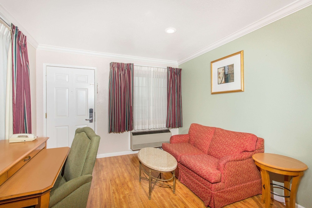 Junior Studio Suite, 1 King Bed photo 2