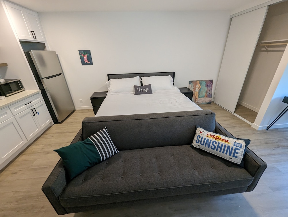 Suite with kitchenette, 1 queen 1 sleeper sofa