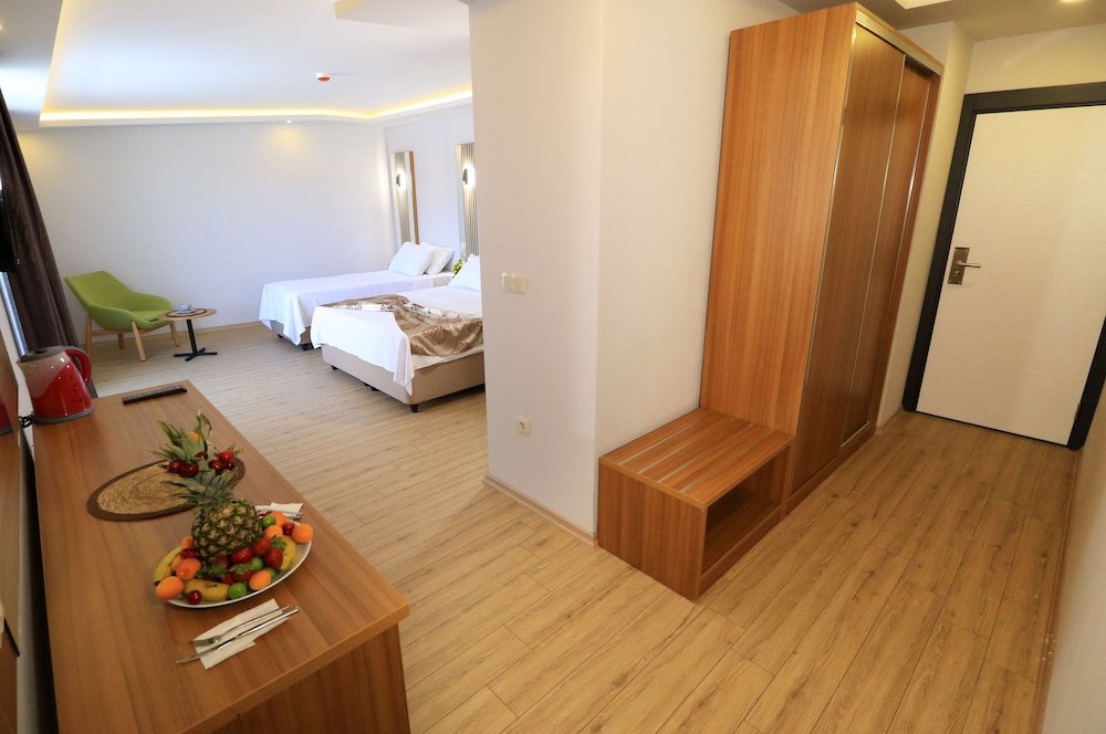 Royal Triple Room photo 2
