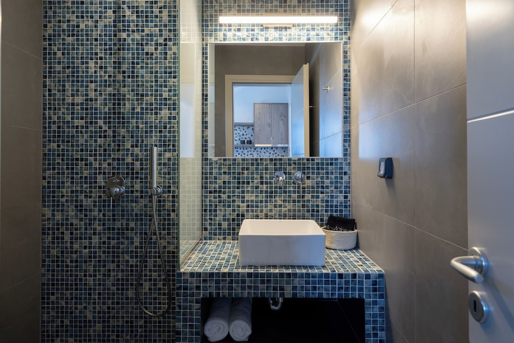 Essential Suite with Balcony& Hot Tub - Photo 9
