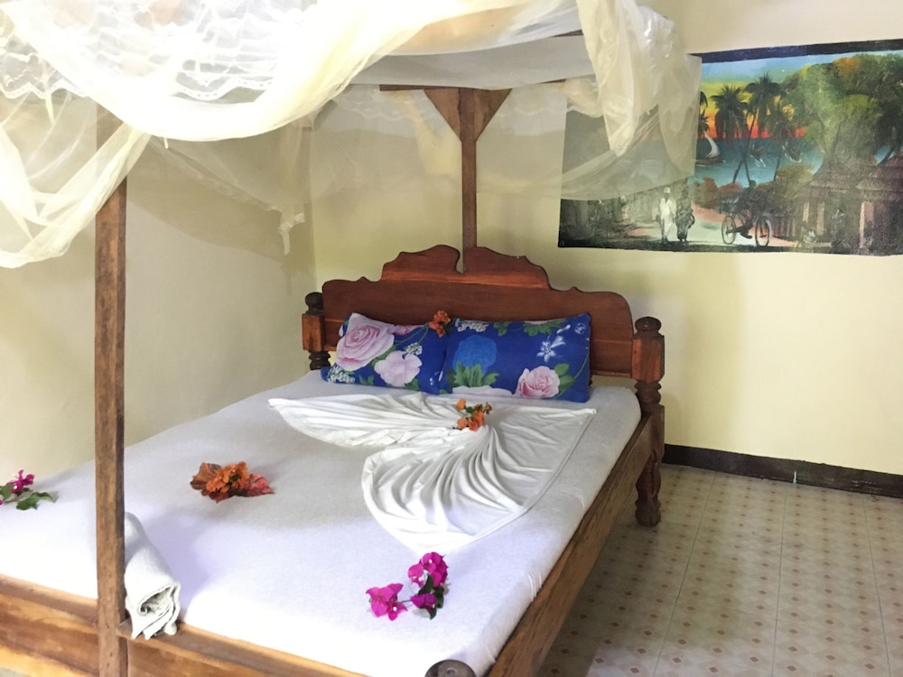 Standard Bungalow, 1 Queen Bed, Non Smoking, Garden View (1) photo 3