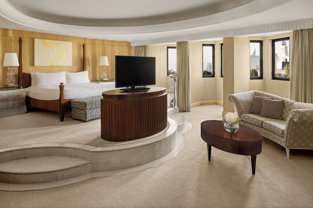 Royal Suite, 1 King Bed, Jetted Tub (Club Floor) - Photo 1