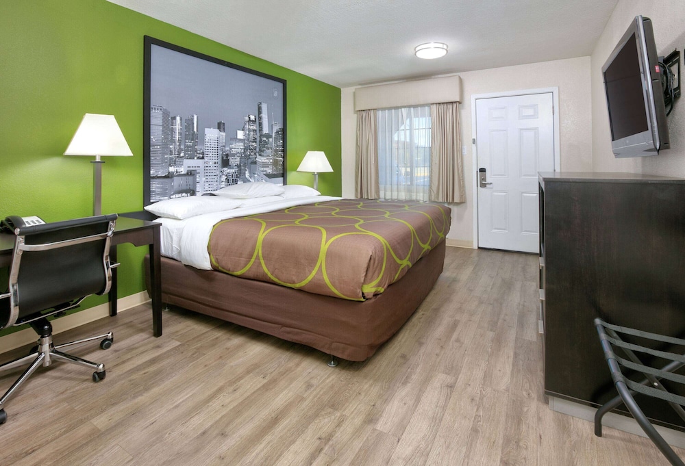 Room, 1 King Bed, Smoking photo 1