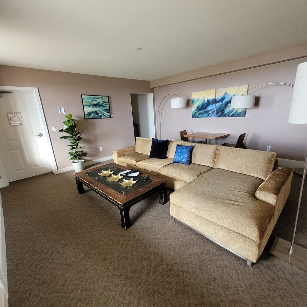 1 Bedroom, 1 King Bed photo 2