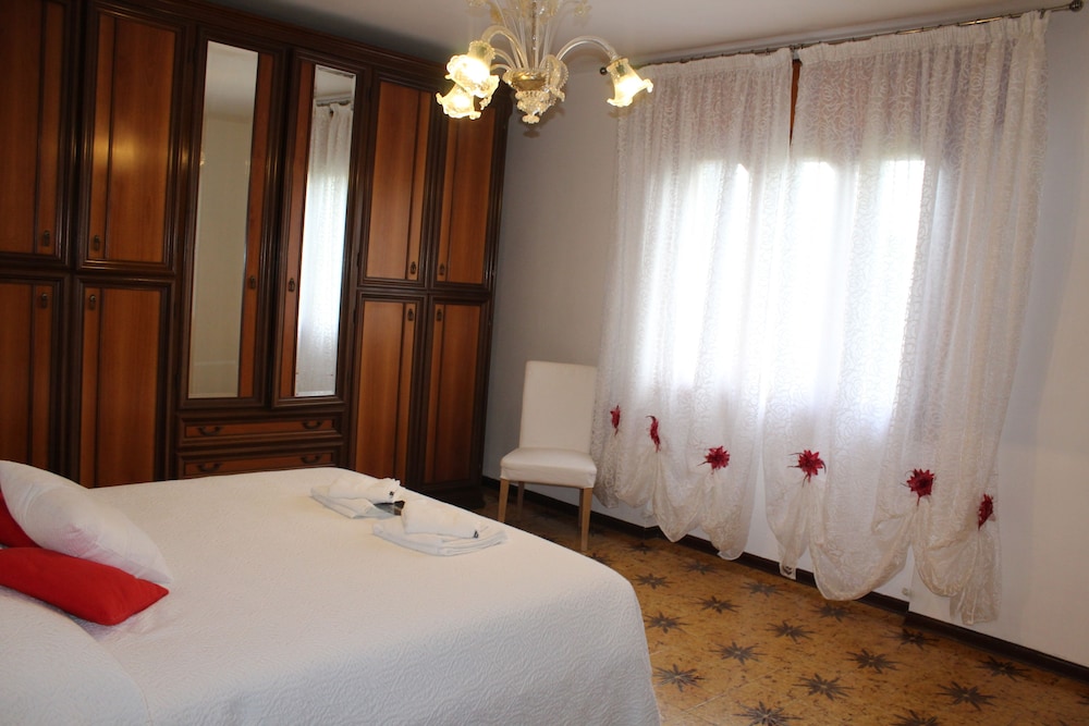Basic Double Room, Shared Bathroom photo 1