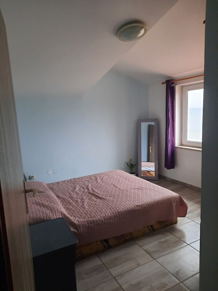 Apartment (Visnja - 10 meters to the sandy beach)