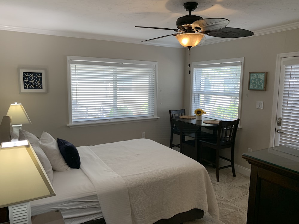 Studio, 1 King Bed, Pool View (Unit 7)