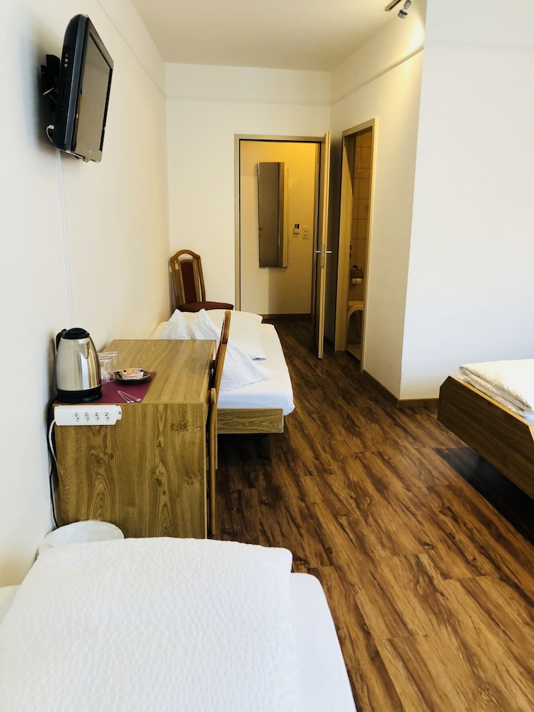 Basic Quadruple Room photo 2