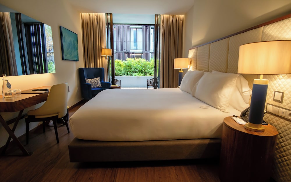 Grand King Room with One King Bed (Non Smoking) - Photo 1