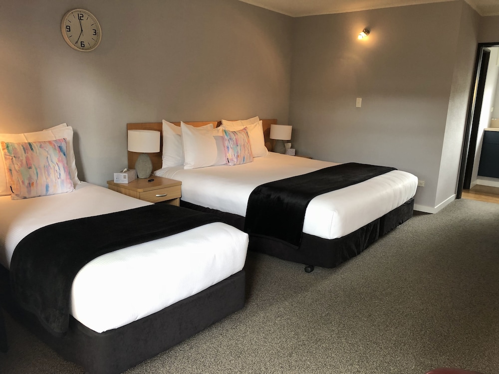 Family Studio, 1 Bedroom, Non Smoking, Kitchenette (1 King & 1 Single bed) photo 2