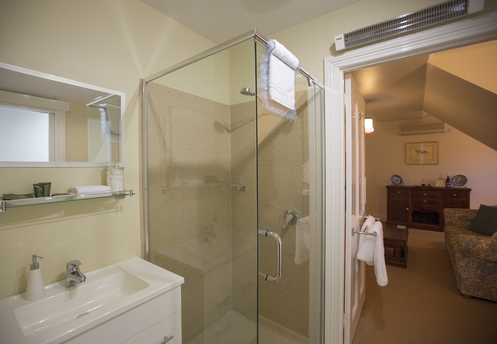 Traditional Suite, Non Smoking (Upstairs Queen Suite) photo 2
