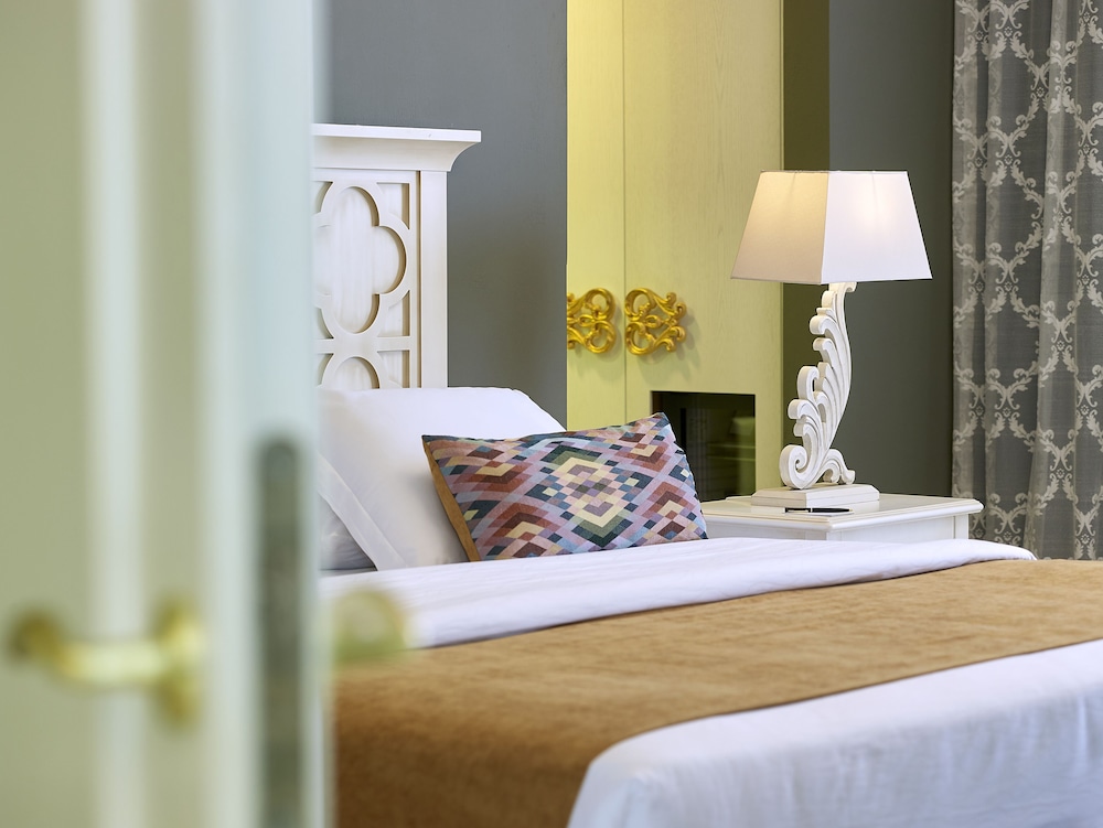 Deluxe Room, Garden View (Family, Sharing Pool) thumbnail 6