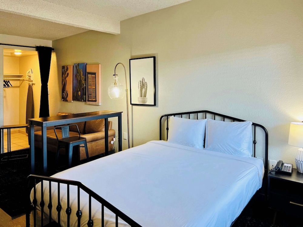 Deluxe Suite, 1 Queen Bed, Non Smoking, Kitchenette - Photo 4