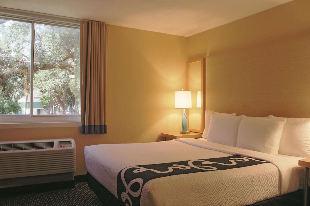 Room, 1 King Bed, Non Smoking - Photo 1