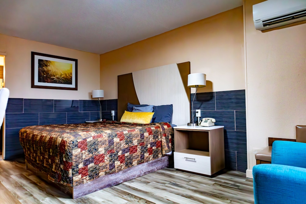 Basic Room, 1 King Bed photo 1