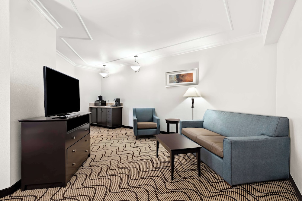 Suite, 1 King Bed, Jetted Tub, Corner