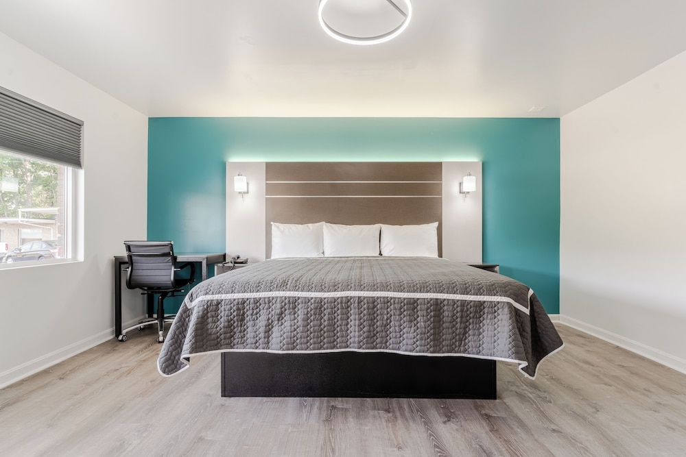 Classic Single Room, 1 King Bed, Non Smoking, Ground Floor photo 3