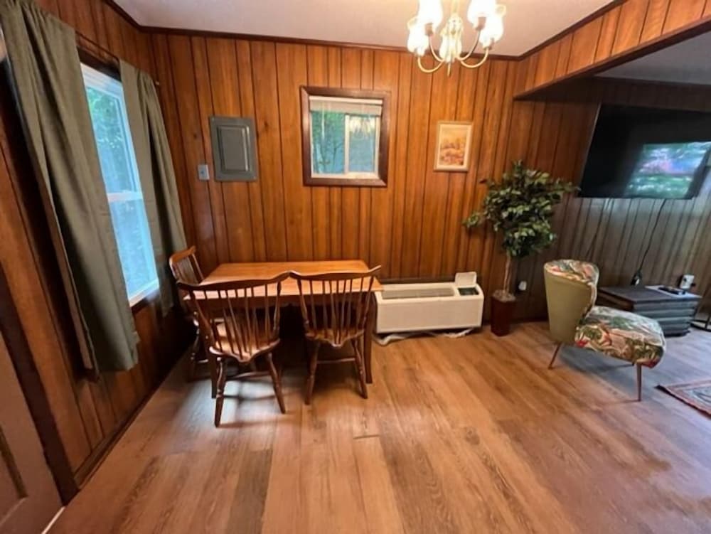 Deluxe Cabin, 1 Queen Bed, River View photo 2