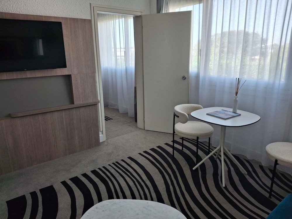 Suite, Multiple Beds thumbnail 6