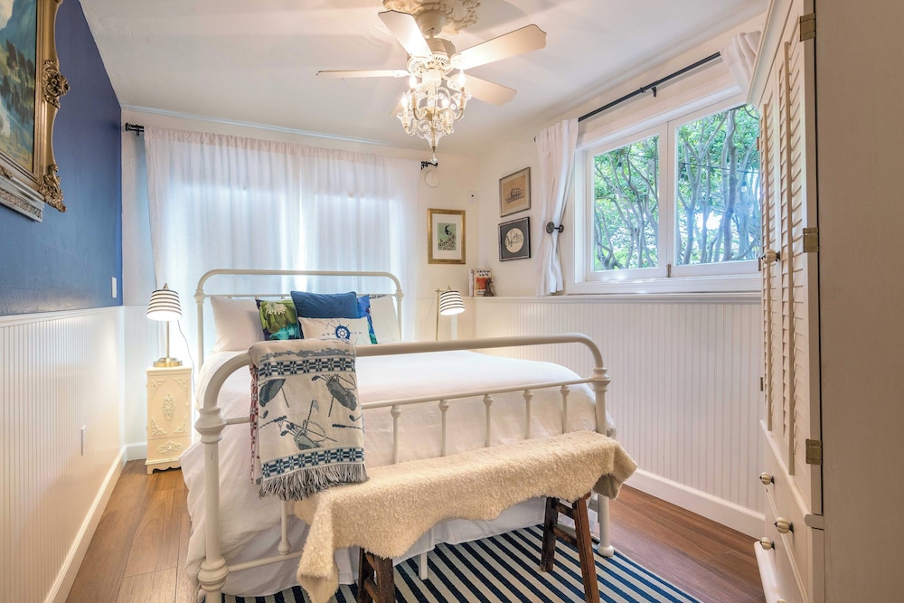 Queen, Living room, Kitchen (La Petite Porte)