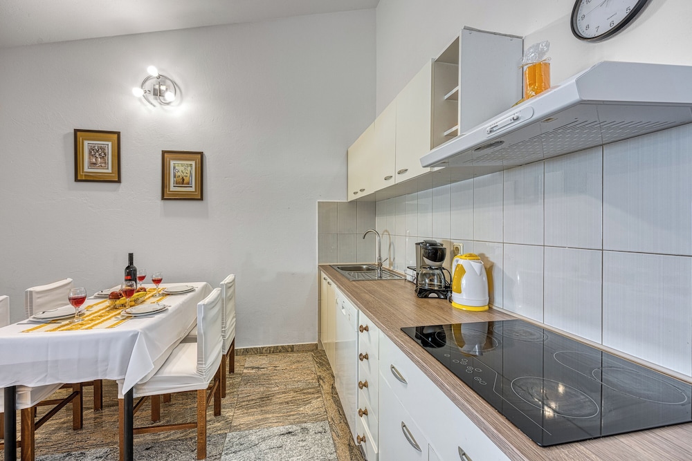 Family Apartment, Multiple Bedrooms, Mountainside (Orange Apartment Sea View) photo 2