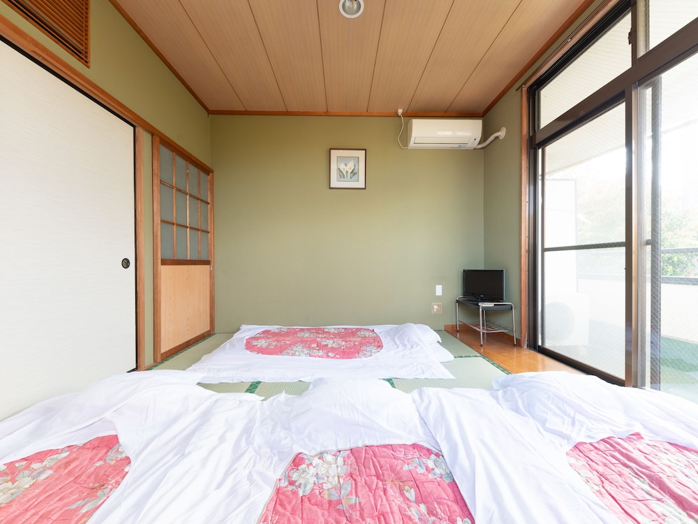 Japanese Room with Shared Washroom - Quadruple, Smoking - Photo 8