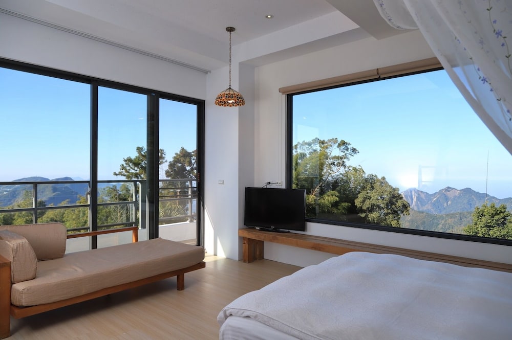 Modern style building- Grand Double Room, 1 Queen Bed photo 3