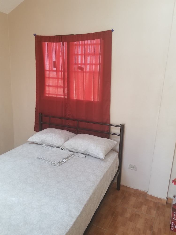 Economy Room, 1 Queen Bed, Shared Bathroom photo 1