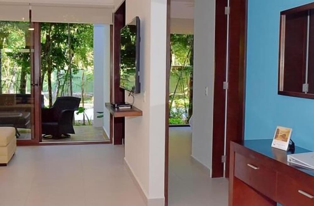 Luxury Condo, 2 Bedrooms, Accessible, Garden Area photo 2