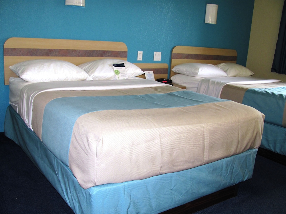 Standard Room, 2 Double Beds, Non Smoking - Photo 2