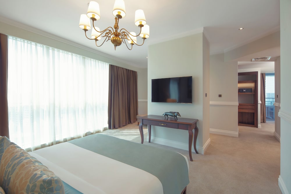 Royal Suite - Private Beach, Infinity Pool, Lazy River & Kids Club Access