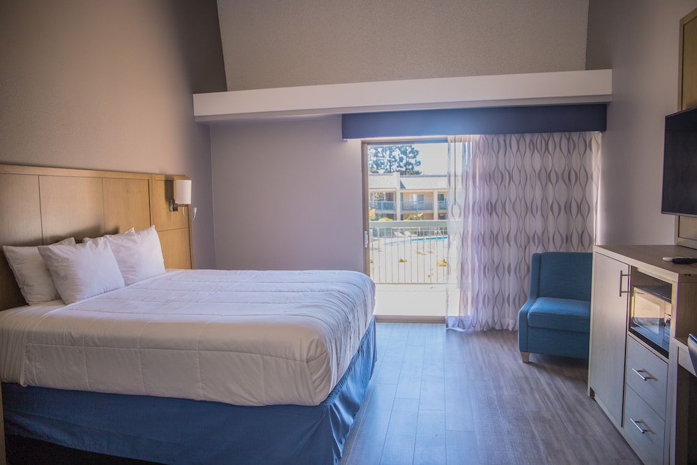 Standard Room, 1 King Bed, Balcony photo 1