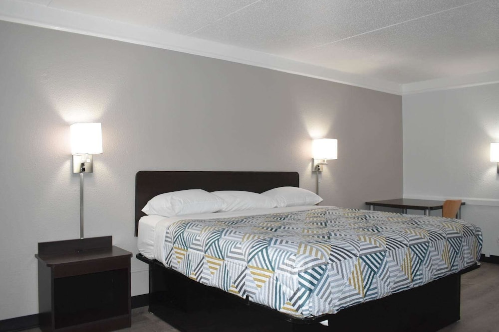 Standard Room, 1 King Bed, Non Smoking - Photo 2