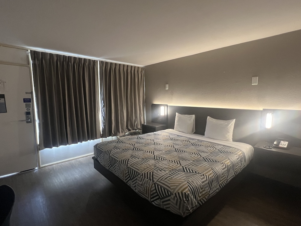 Standard Room, 1 King Bed, Non Smoking, Refrigerator & Microwave - Photo 3