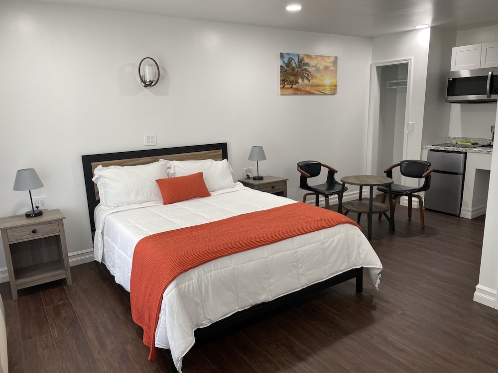 Deluxe Studio, 1 Queen Bed, Non Smoking photo 3