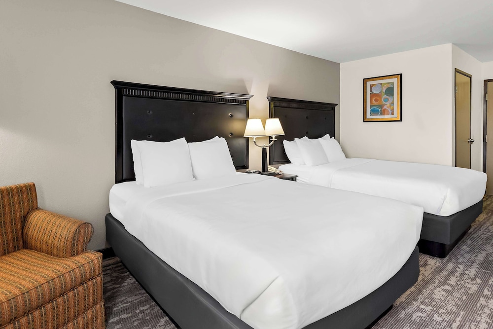 Standard Room, 2 Queen Beds, Non Smoking, Refrigerator & Microwave - Photo 2