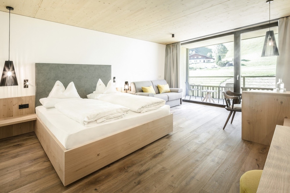 Deluxe Suite, 1 Queen Bed, Non Smoking, Garden View photo 3
