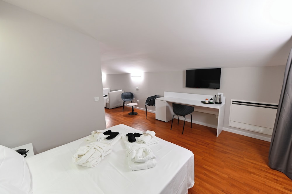 Deluxe Quadruple Room, Balcony, Courtyard View