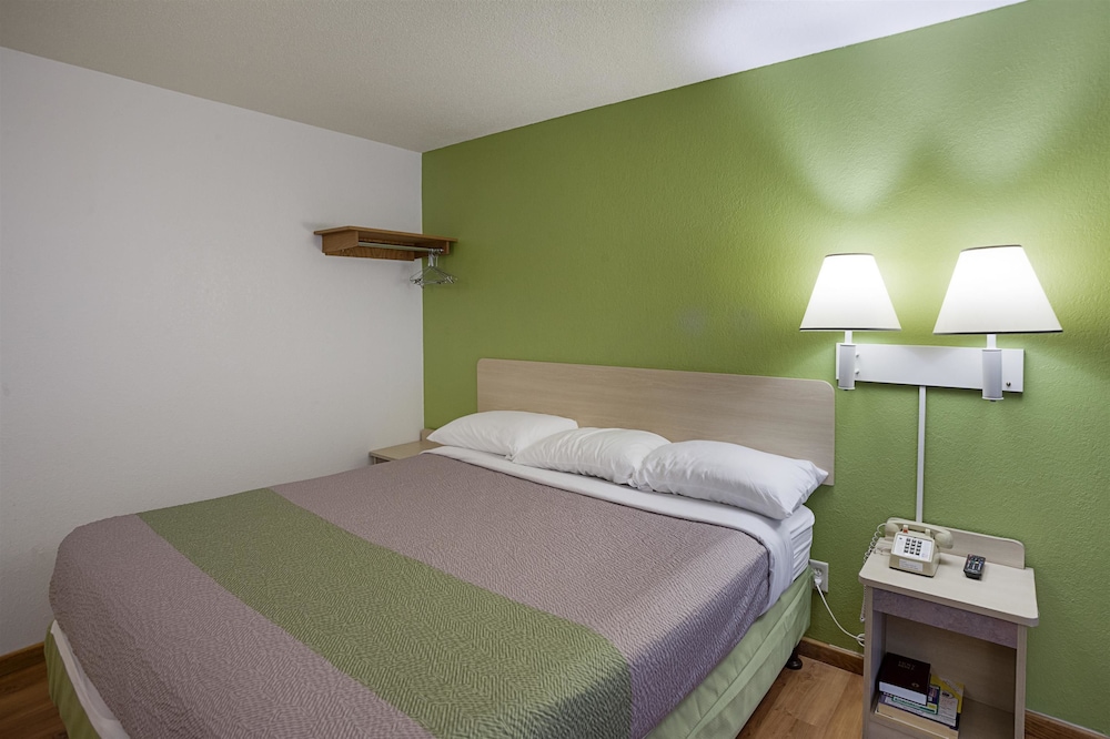 Deluxe Room, 1 King Bed, Non Smoking, Refrigerator photo 2