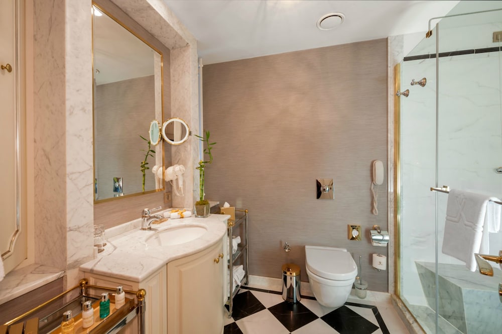 Executive Room thumbnail 6
