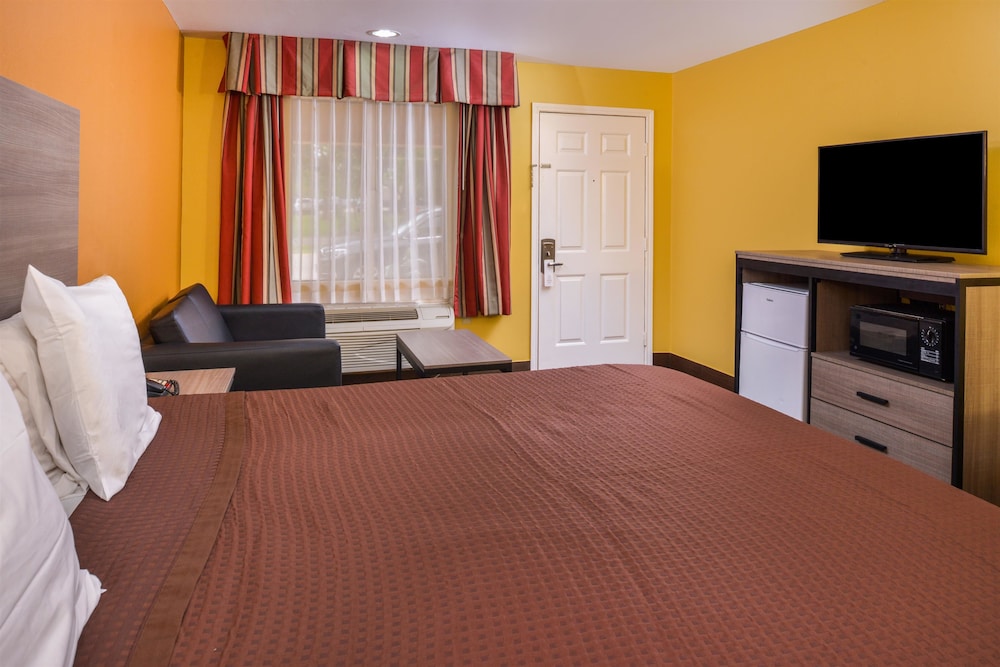 Room, 1 King Bed, Non Smoking - Photo 4