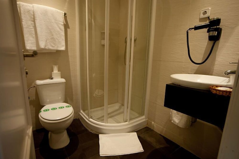 Quadruple Room, Ensuite photo 3
