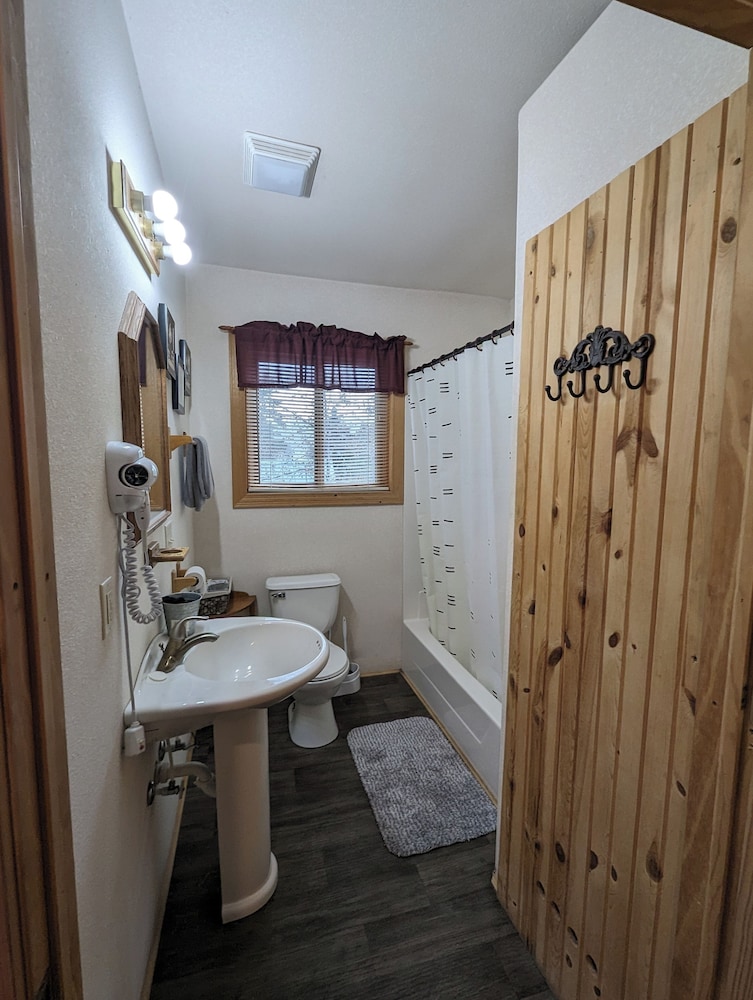 Deluxe Cabin, 1 Bedroom (Unit #9) photo 2