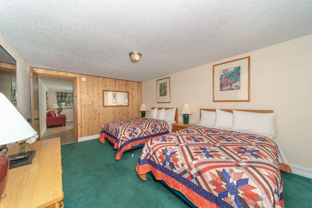 Suite, 2 Queen Beds photo 2